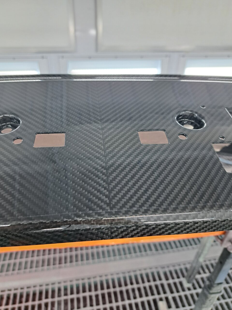 Réparation diffuseur Aston martin DB11