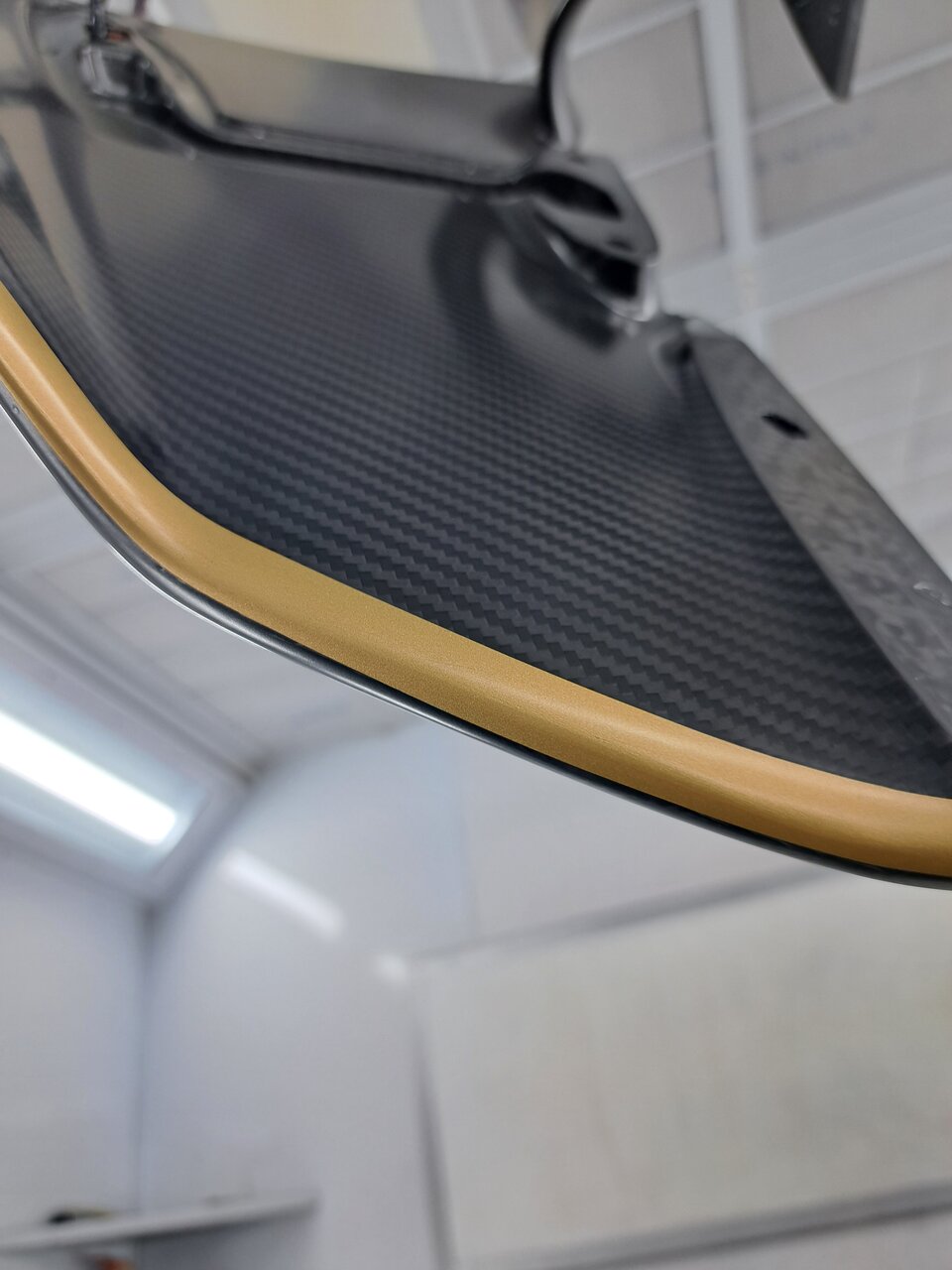 Réparation lame avant Aston Martin Valkyrie